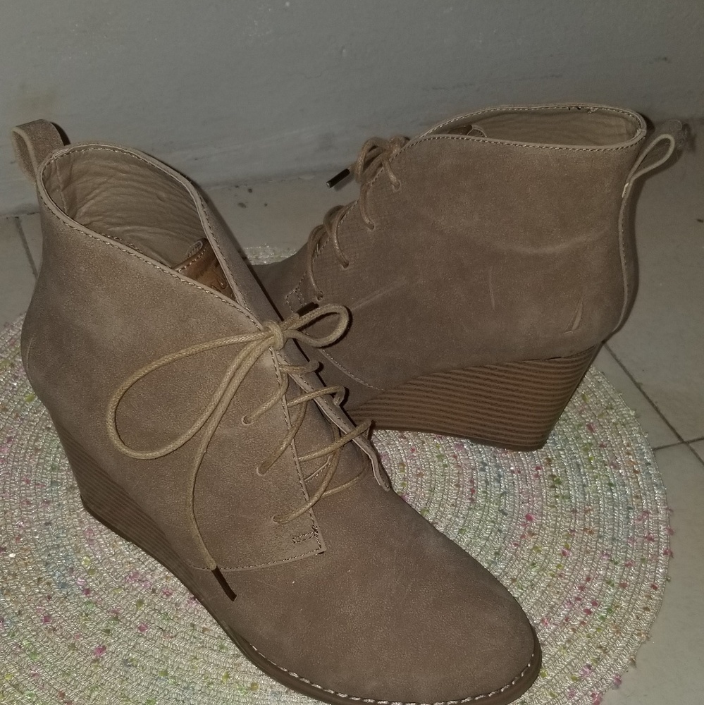 Nautica taupe wedge